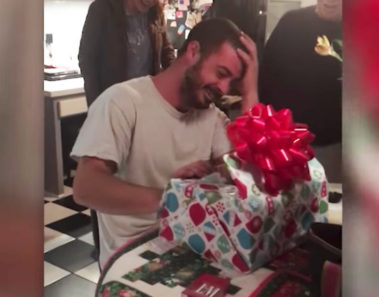 Hombre deprimido recibe regalo de Navidad anticipado – se descompone al levantar la tapa