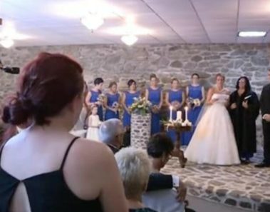 La novia ve a la ex del esposo en la boda: Interrumpe todo y la obliga a levantarse
