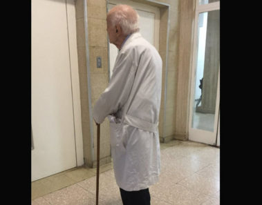 Médico jubilado de 91 años va al hospital todos los días – ahora la razón conmueve a un mundo entero