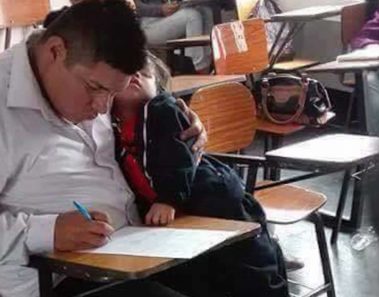 Padre hace examen con su hijo en brazos – ahora esta imagen derrite corazones en la red