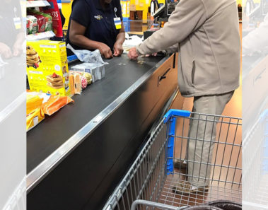Un hombre está haciendo una fila contando su cambio. La respuesta del cajero se está volviendo viral