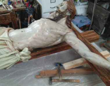 Abrieron una vieja escultura de Cristo y encuentran dentro algo escalofriante