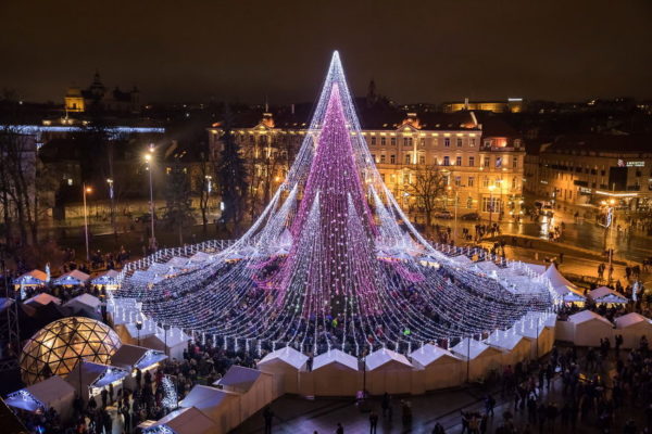 Espectacular árbol de Navidad iluminado por 70.000 bombillas en Vilnius, Lituania