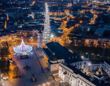 Espectacular árbol de Navidad iluminado por 70.000 bombillas en Vilnius, Lituania