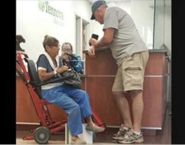 Dejan a anciana sola en emergencias, luego hombre con gorra dice 5 palabras que cambian todo