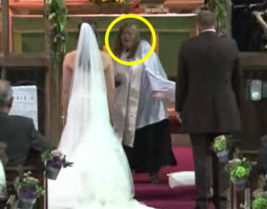 Invitados creen que sacerdote pierde la cabeza, luego los novios se giran y dejan a todos pasmados