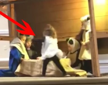 Nena roba al niño Jesús del pesebre – y luego se pone a pelear con la Virgen