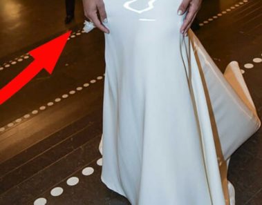 Parece un traje normal de fiesta Nobel, pero al revelarse la parte de arriba deja a la reina boquiabierta