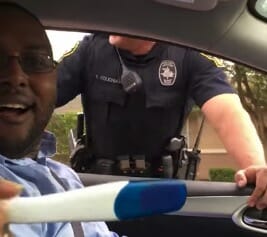 Policía para a hombre que conduce con bebé sin silla para niños: No entiende nada hasta mirar a su esposa