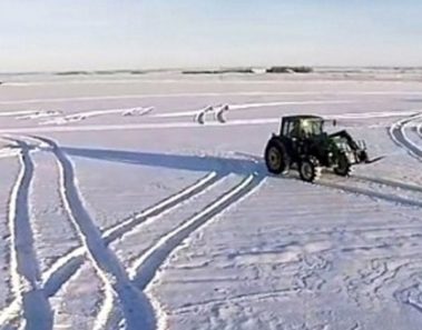 Tractor hace figuras raras en la nieve: Ahora mira cuando el dron revela el mensaje