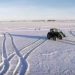 Tractor hace figuras raras en la nieve: Ahora mira cuando el dron revela el mensaje