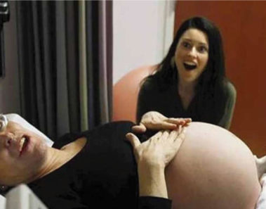 Con 61 años de edad llevó en su vientre a su nieto. Esto fue hace 7 años, hoy una foto revela su cara