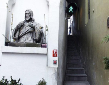 Esta es la calle más estrecha del planeta, ¡es tan angosta que tiene su propio semáforo!