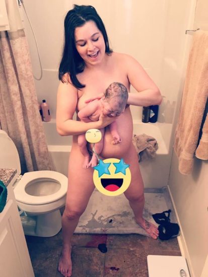 Esta chica dio a luz en su propio baño, hoy es una celebridad de Internet