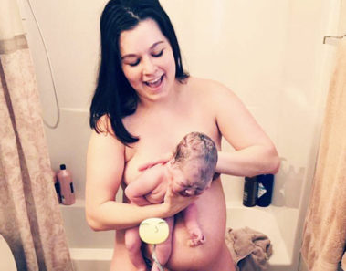 Esta chica dio a luz en su propio baño, hoy es una celebridad de Internet
