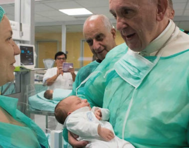 El mensaje del Papa Francisco sobre amamantar en público y no puede ser más aplaudido