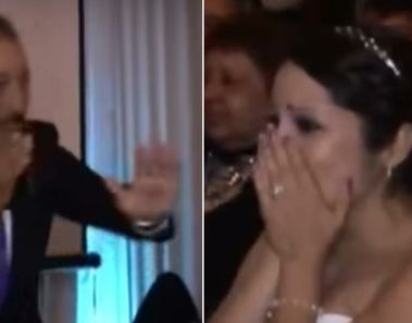 Nadie entiende lo que el padre de la novia hace con la mano, a los segundos los novios lloran sin consuelo