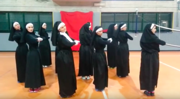 12 monjas alzan sus brazos hacia el cielo – luego la música empieza y no paro de reír