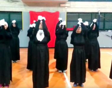 12 monjas alzan sus brazos hacia el cielo – luego la música empieza y no paro de reír