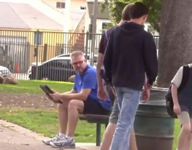 3 jóvenes se burlan de chico en parque: Hombre sentado en banco se enfurece y reacciona de inmediato