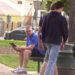 3 jóvenes se burlan de chico en parque: Hombre sentado en banco se enfurece y reacciona de inmediato