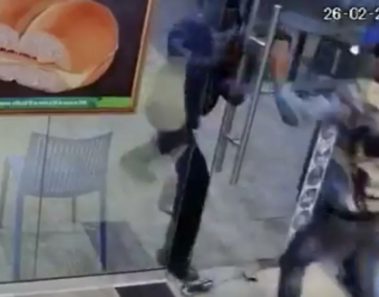Asaltantes entran en tienda para robar – pero nunca se esperaban la reacción de este trabajador