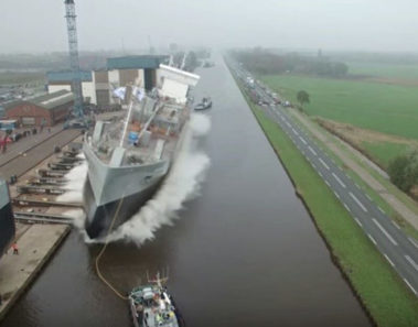 Este barco gigantesco está a punto de caerse en el agua, entonces ocurre lo increíble