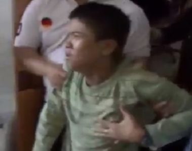 “Joven gallina” pone un huevo delante de médicos para que creyeran su increíble historia