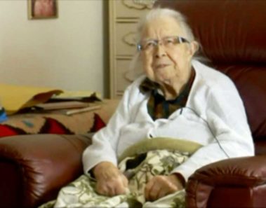 Ladrón armado irrumpe en casa de Doris, 99 años, luego ella se enfrenta y le habla claro