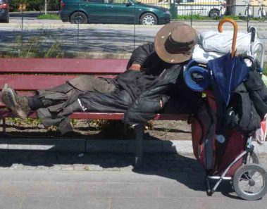 Mendigo llevaba casi 750.000 dólares en efectivo – fue arrestado inmediatamente