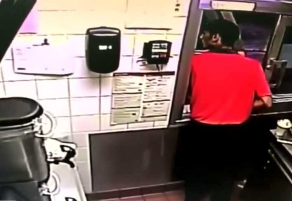 Mujer se acerca con su auto a caja de McDonald’s, entonces el personal oye gritos de niño en asiento trasero y actúa de inmediato