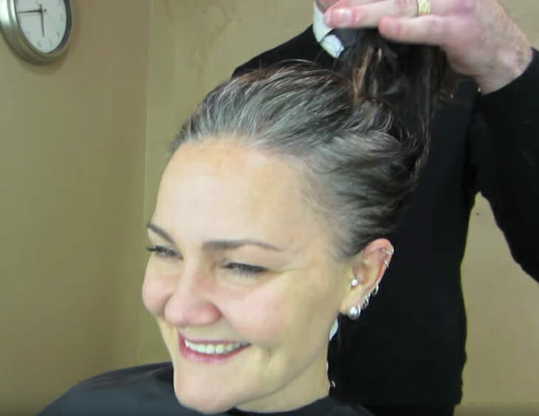 Mujer se cansa de esconder su pelo gris – peluquero le da un nuevo look y la deja irreconocible