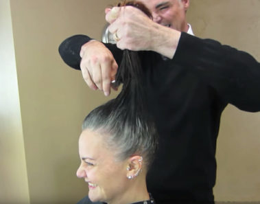 Mujer se cansa de esconder su pelo gris – peluquero le da un nuevo look y la deja irreconocible