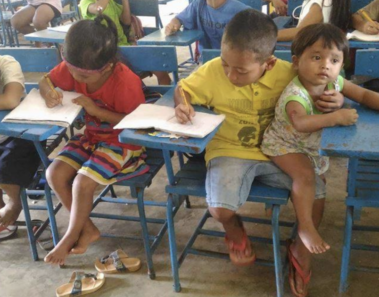 Niño de 7 años llega la escuela con su hermanito – cuando supe por qué me conmovió el corazón