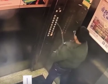 Niño orina en los botones del ascensor, luego el karma se la devuelve fuerte