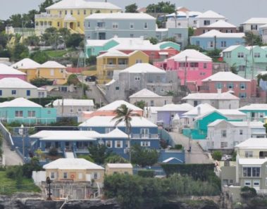 Todas las casas en las Bermudas tienen escaleras blancas en el techo y la razón te sorprenderá