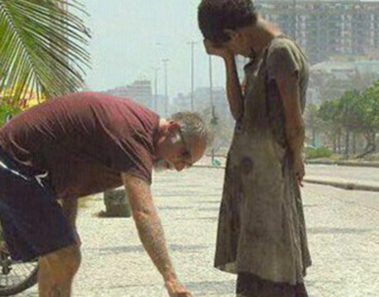 Fotógrafo capta cuando hombre hace esto con jovencita, ahora la foto se difunde como pólvora en la red