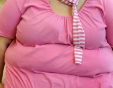 Hombre se burla de mujer gorda en el avión – pero su inesperada respuesta le da una lección para la vida