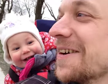 Le va enseñar a su hija a decir “papá”, pero escucha la reacción cuando ella abre la boca