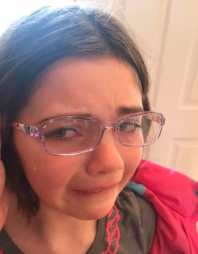 Madre publica foto de su hija llorando – cuando me entero de la razón me hierve la sangre