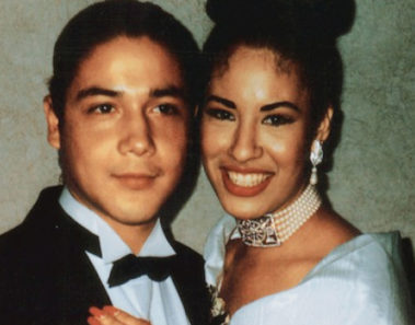 ¿Recuerdas al esposo de Selena Quintanilla? Mira cómo luce hoy y a esto se dedica