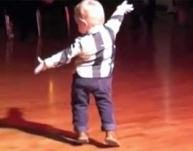 Alguien toca una canción de Elvis y entonces este bebé enloquece