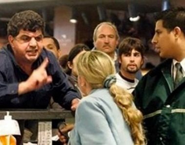 Pasajero insultó a mujer en el check-in; ella respondió con 5 palabras que lo dejaron callado