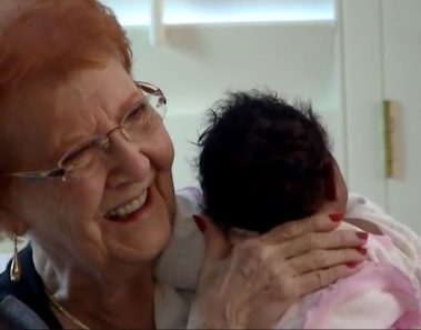 Una aerolínea no permite que vuelen papá e hija. Amable desconocida dice: "Vendrás a casa conmigo" 
