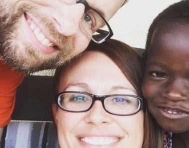 Deseaban una hija y adoptaron una niña de Uganda – Al saber su historia, la enviaron de vuelta