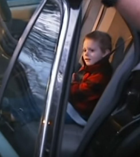 Policía investiga auto sospechoso: ve a niño con manta y se da cuenta de que tienen que irse de allí 