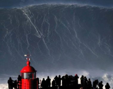 Brasileño surfea la ola más grande del mundo y bate el record mundial