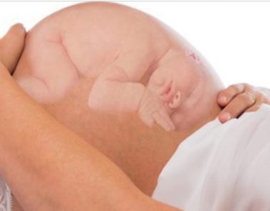 Lo que más disfruta un bebé cuando está dentro del vientre de su mamá