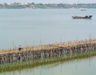 Este puente de bambú se construye y desmonta cada año en Kampong Cham