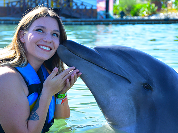 beso con delfín los cabos